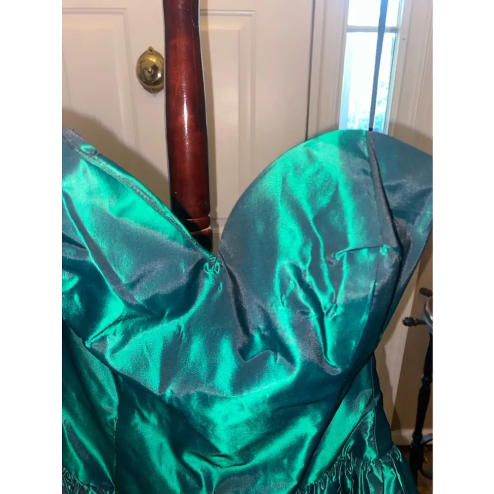 Women's 1980’s taffeta emerald green Dress/jacket size 6/8 - Image 9
