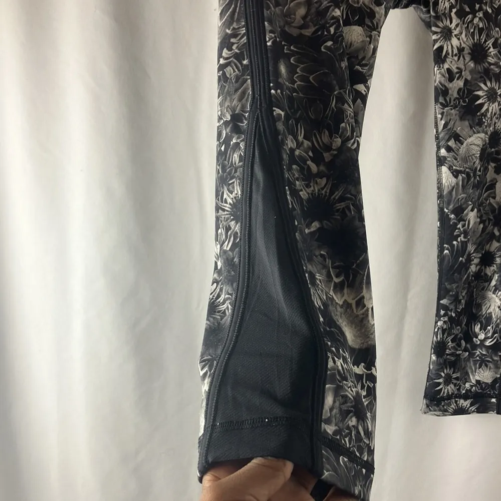 Lulu Lemon flowabunga floral cropped athletic leggings size 4 - Image 4