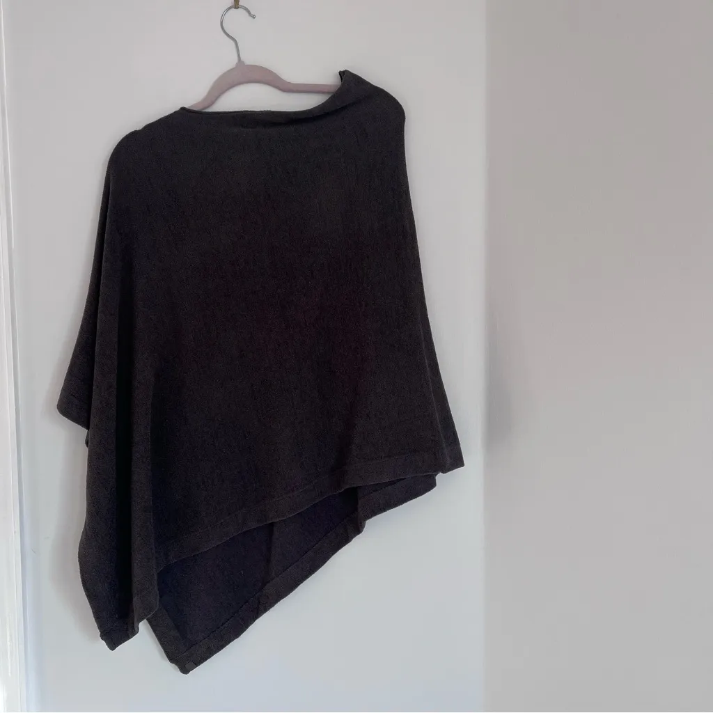 Barefoot dreams‎ poncho wrap dark gray - Image 6