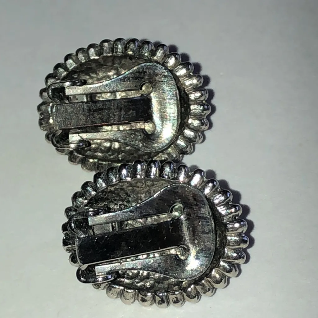 Elegant Vintage Silver Tone Metallic Gray Oval Clip On Earrings - Image 5