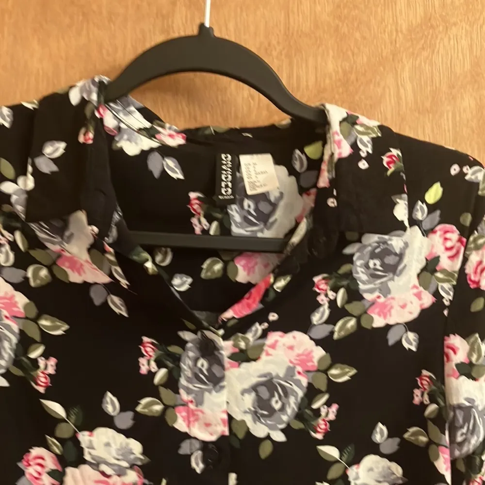 H&M cropped floral print blouse size size petite (European/junior size) - Image 2