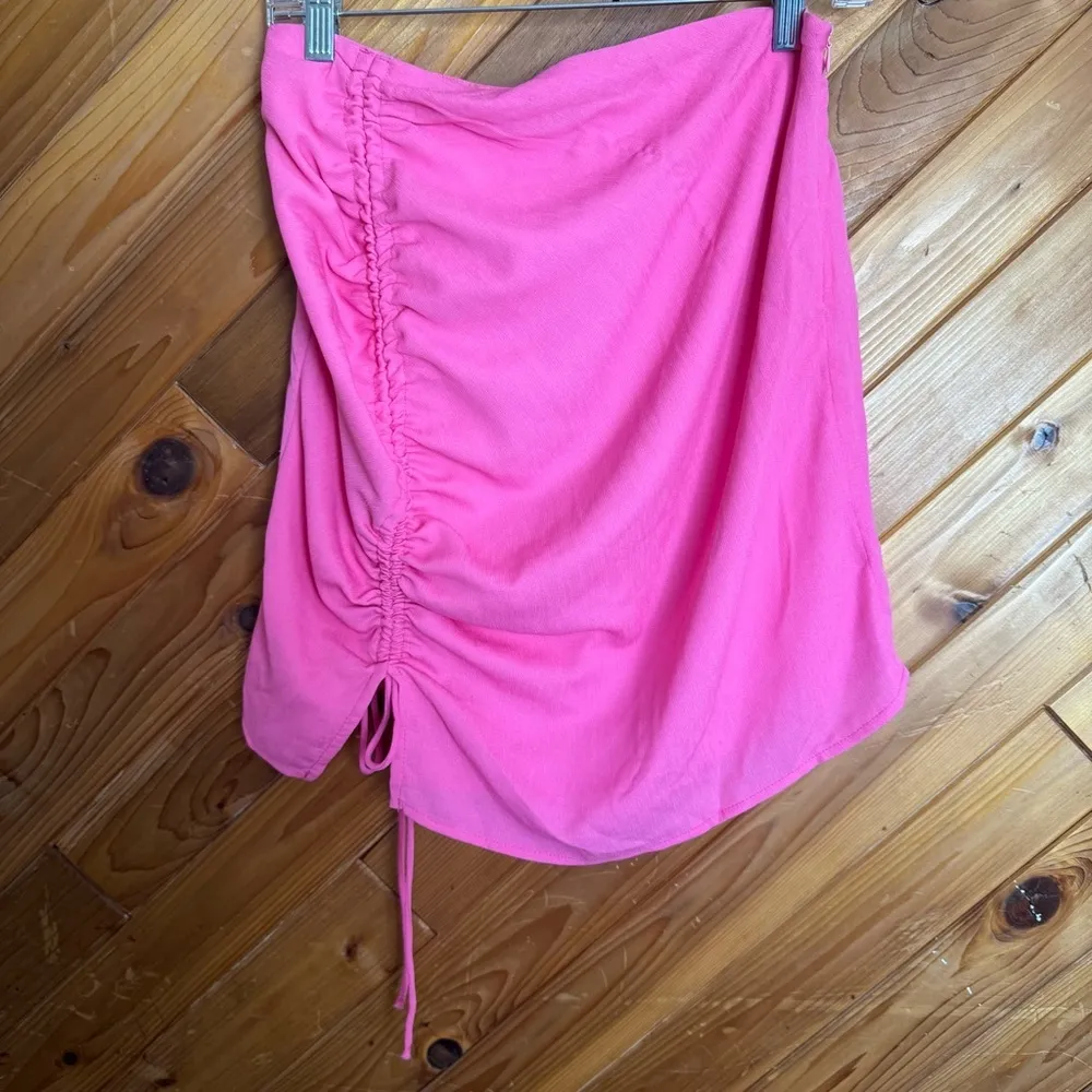 White Fox Pink Ruched Mini Skirt Size Medium - Image 3