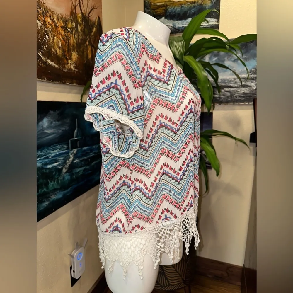 EUC LOVE ON A HANGER Womens Blouse Geometric Short Sleeve Crochet Lace SZ L - Image 2