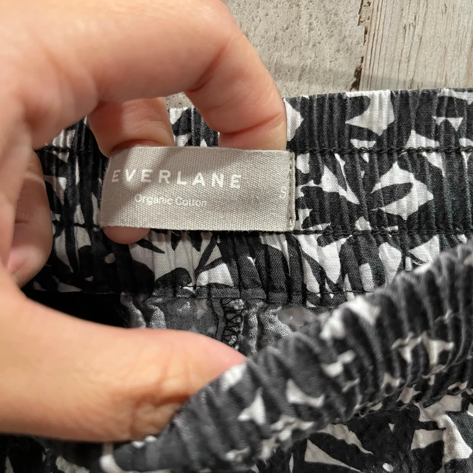 Everlane Women's Shorts Small Floral The Organic Cotton Seersucker Boxers Black - Image 2