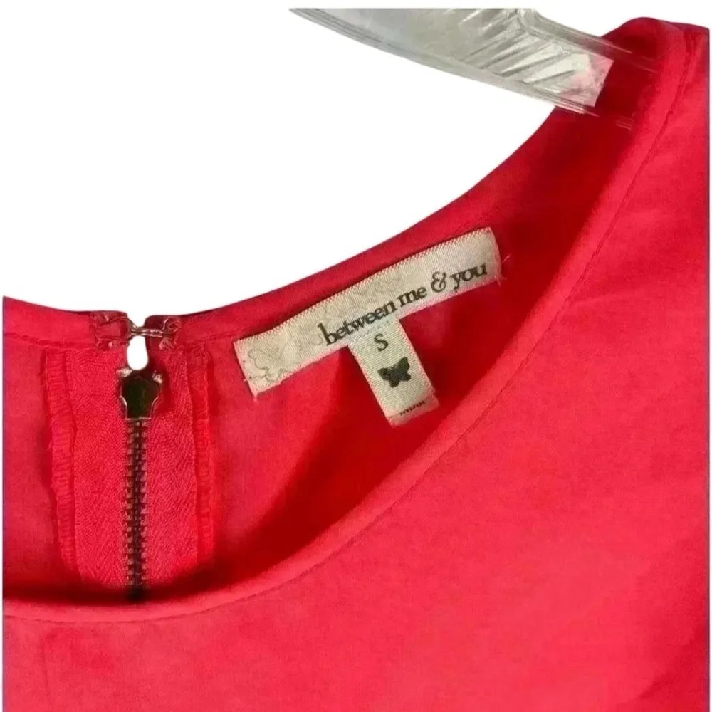 Between Me & You Hot Pink Short Sleeve Blouse w/ Navy Detail small Scalloped Hem - Image 3
