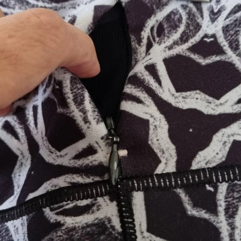 Calia by Carrie Underwood Essential Geo Printed Tight Fit Capri Leggings Black Size M - Image 5