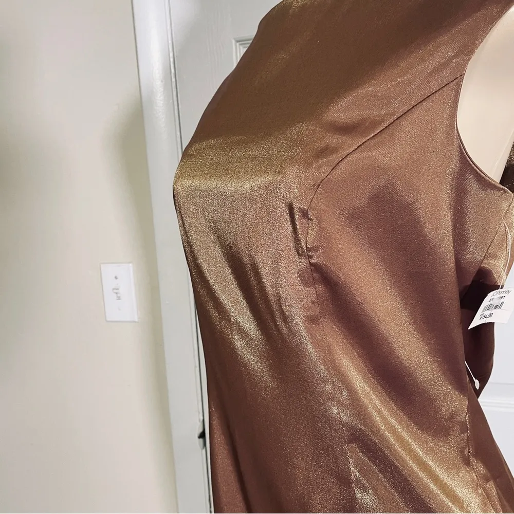 Cachet Structured Metallic
Dress Size 8 - Image 4
