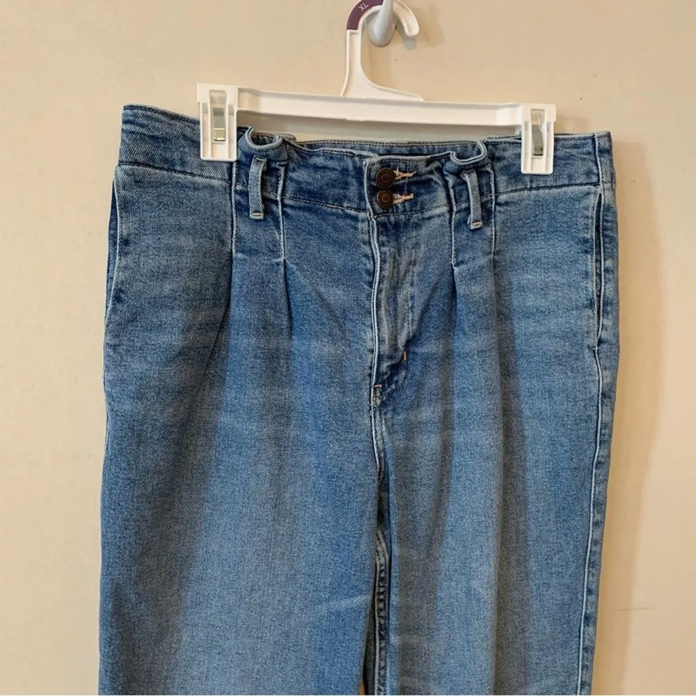 Hollister Curvy Ultra High Rise Mom Jeans Paper Bag Waist - Image 8