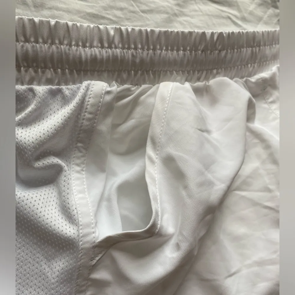 Under Armor Shorts Size S - Image 5