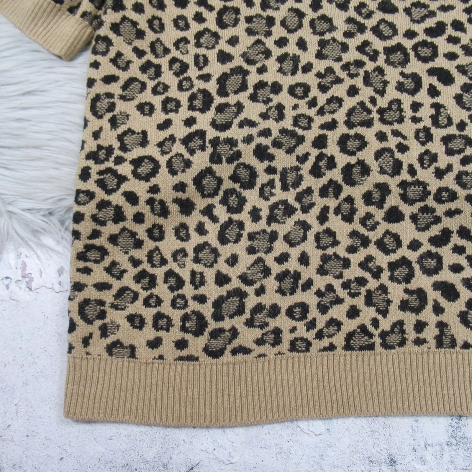 ANTHROPOLOGIE Liv Leopard Print Short Sleeve V-Neck Knit Top Women’s Size Small - Image 8