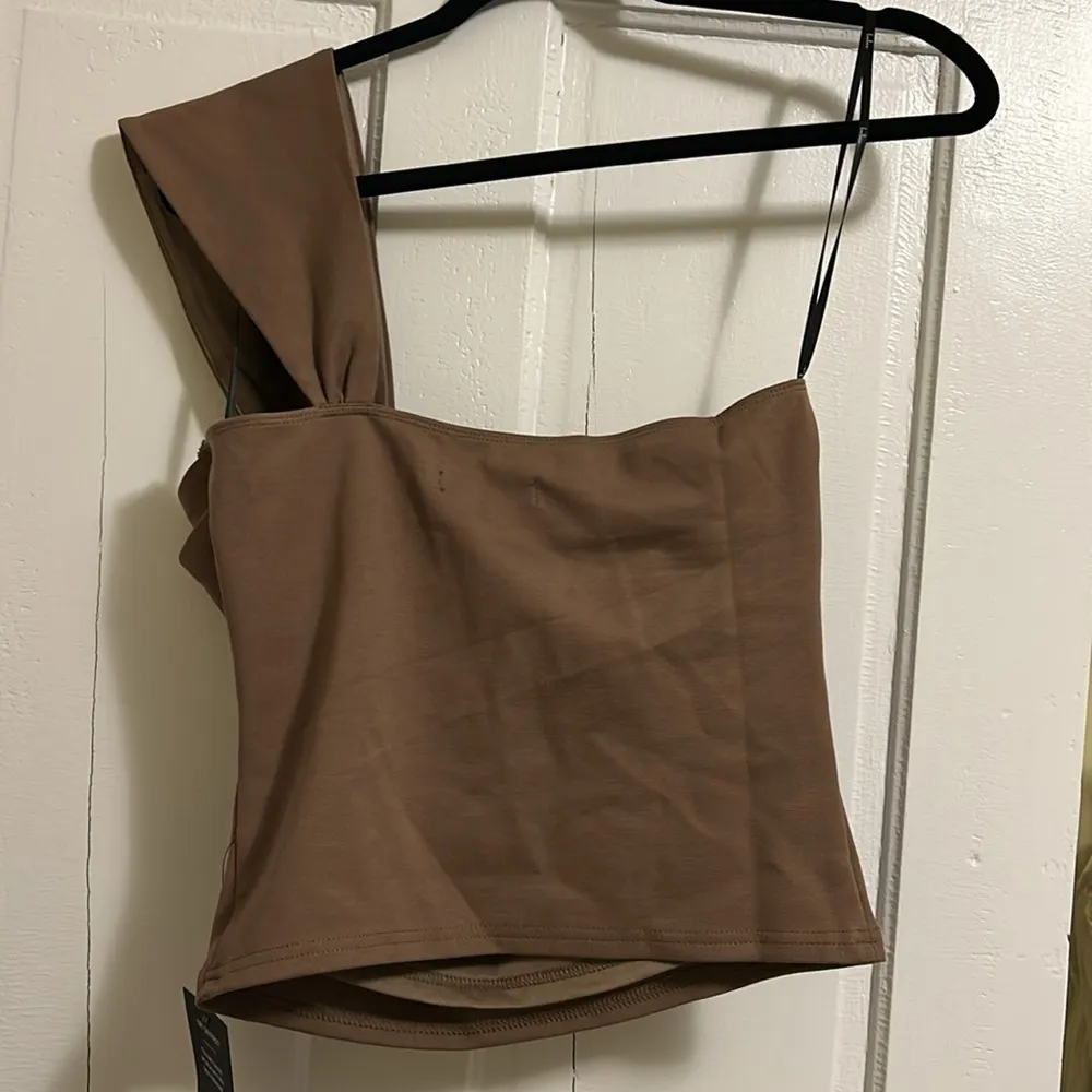 Lulus Rudia Brown One-Shoulder Top, Medium NWT - Image 8