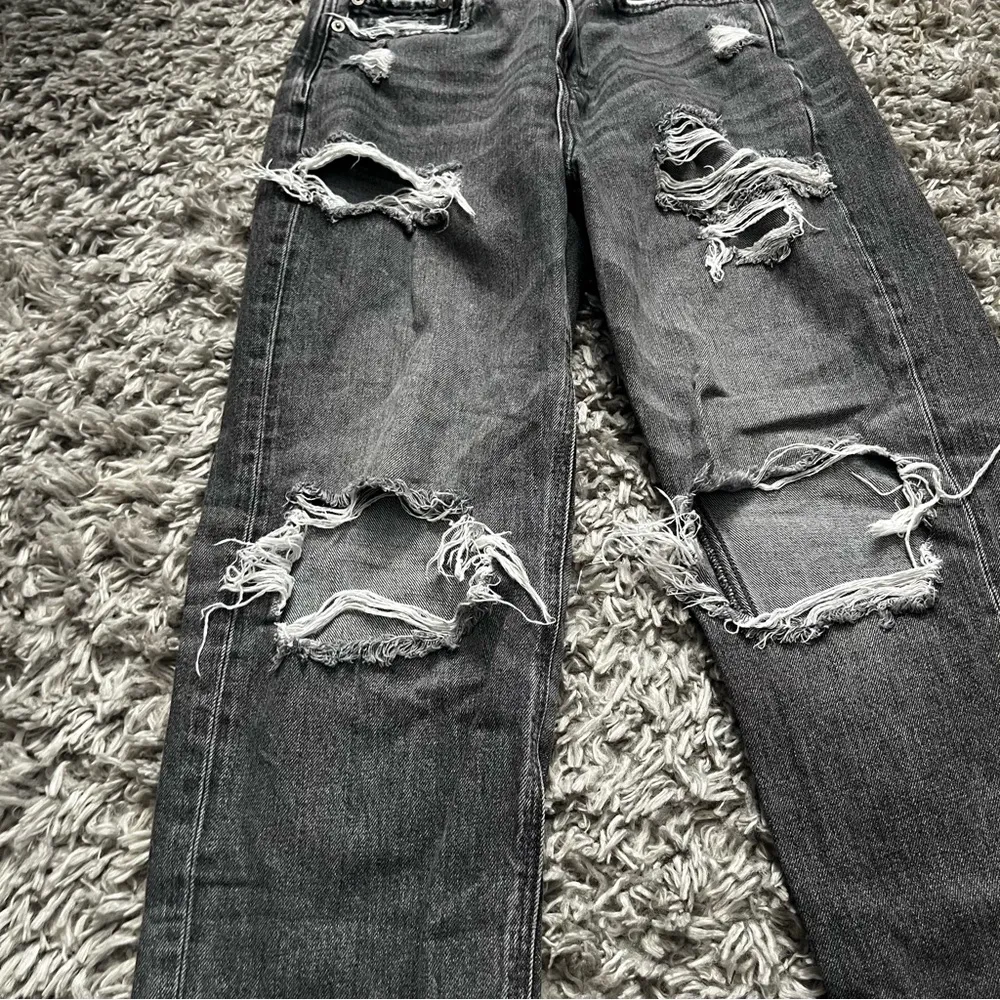 American Eagle high rise 90s boyfriend distressed black jeans size 4s - Image 4