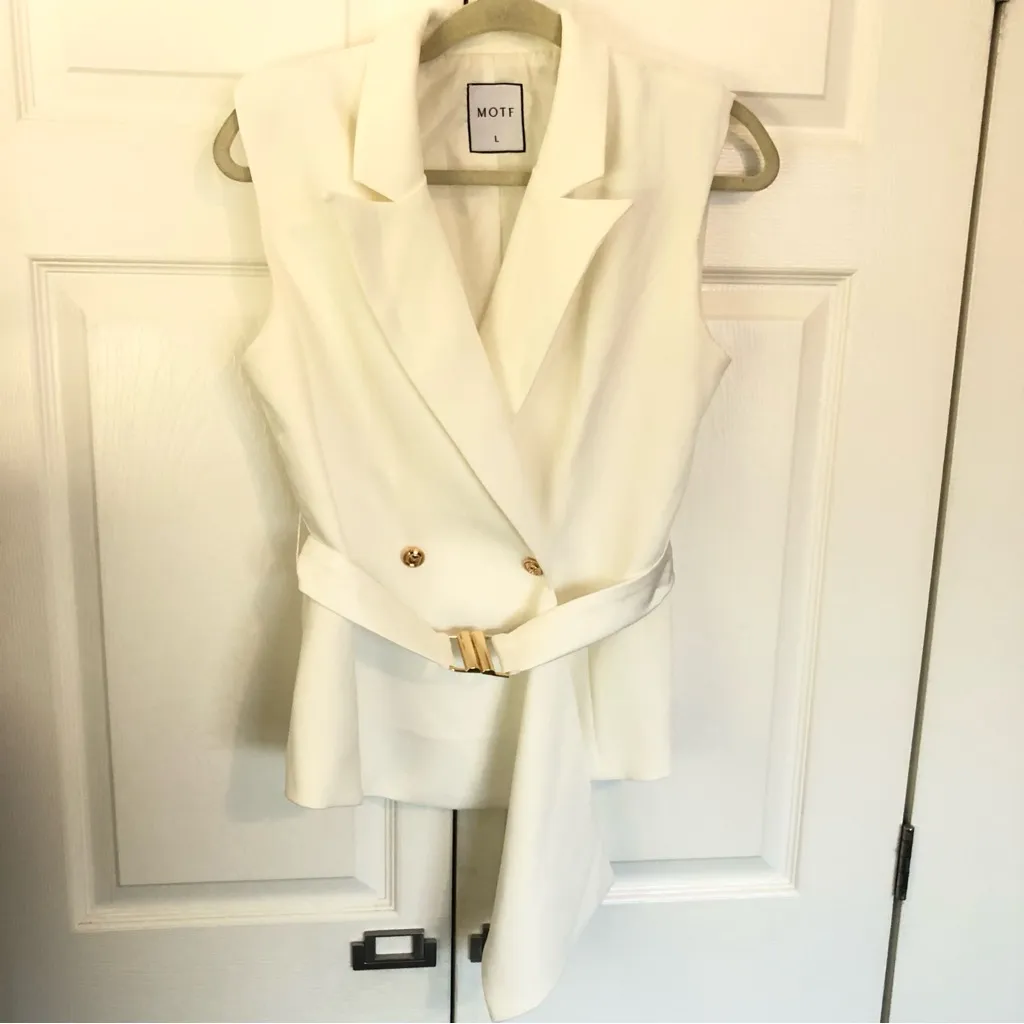 MOTF White Solid Peak Collar Asymmetrical Hem Sleeveless Blazer Size L Size L - Image 3