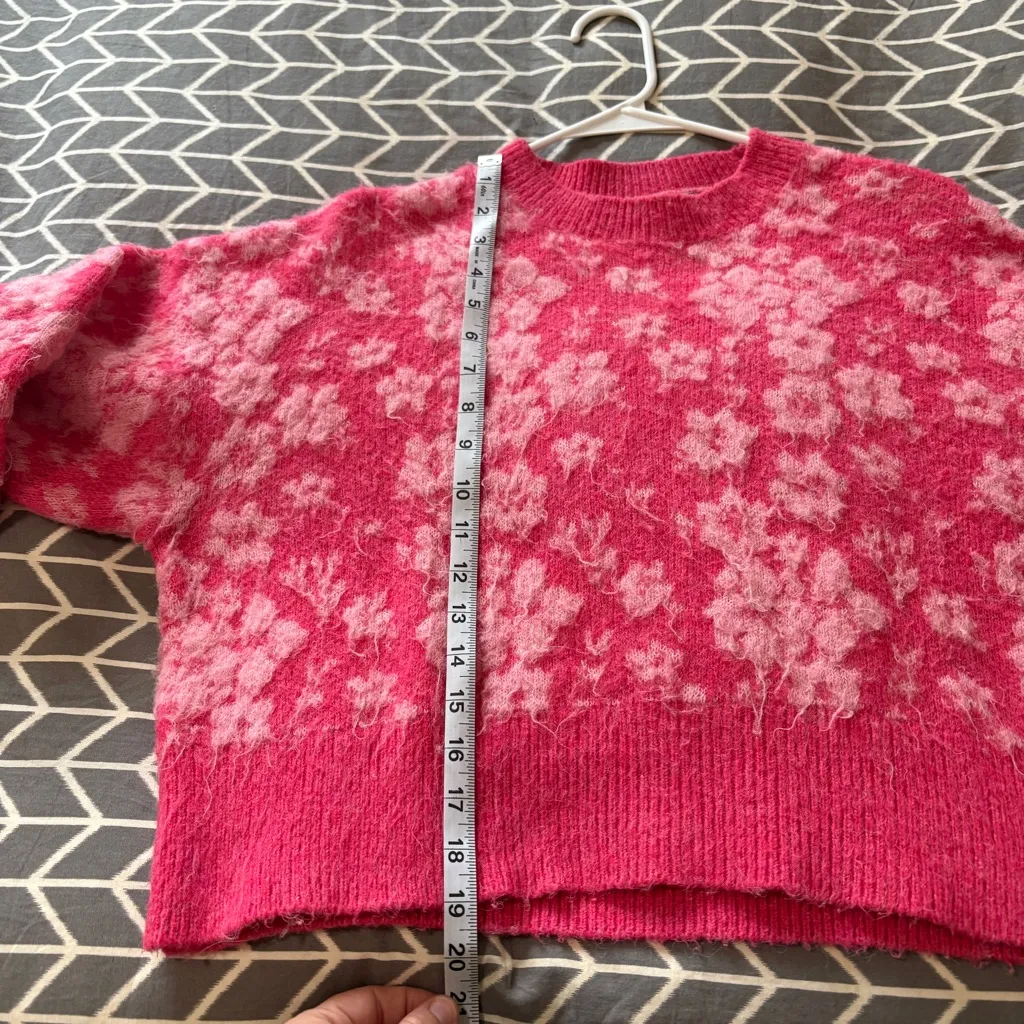 Floral Jacquard Sweater Pink Floral Print Size Medium Cropped Fit lightweight - Image 9