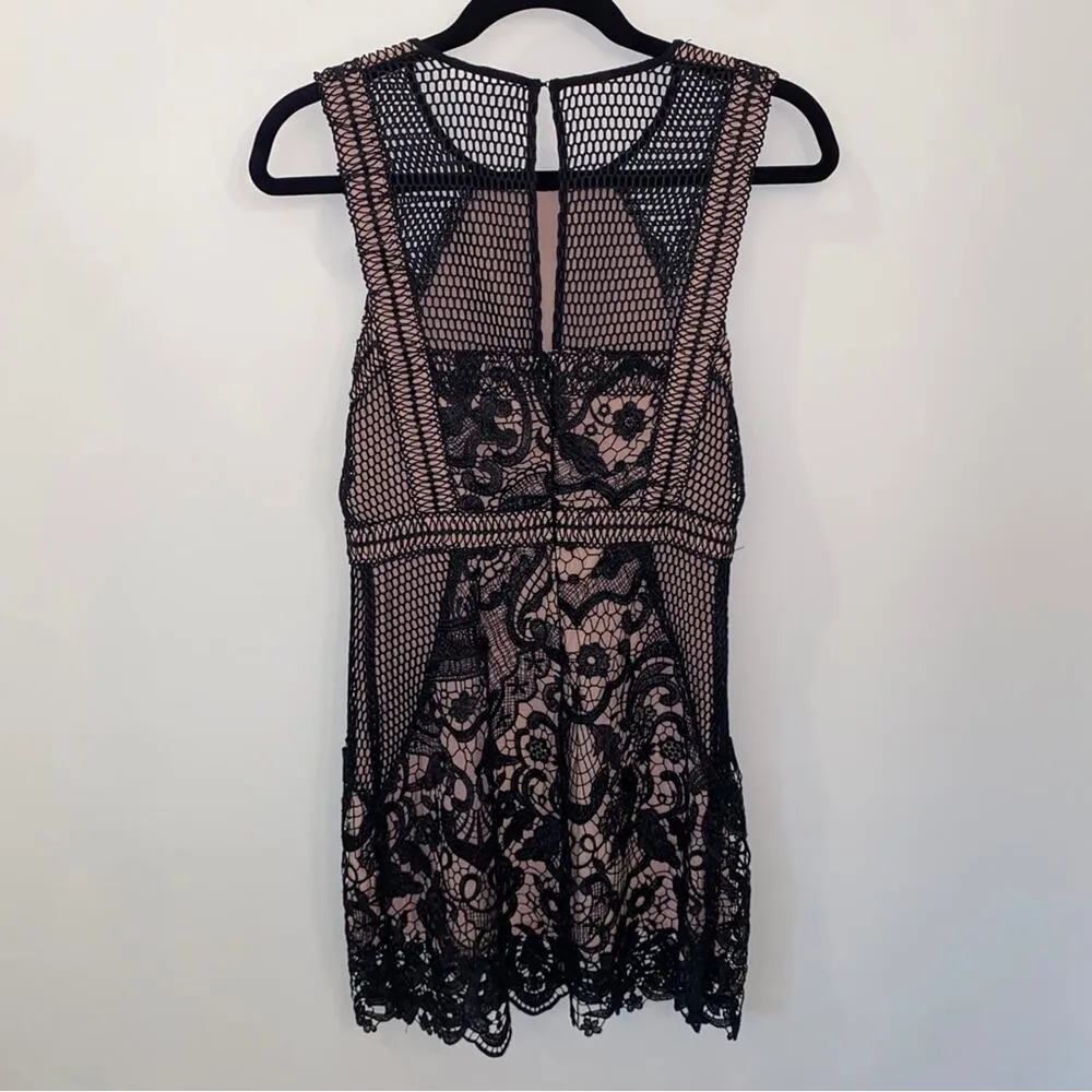 Black & Nude Crochet Lace Sleeveless Short Mini Dress Classic Small - Image 4