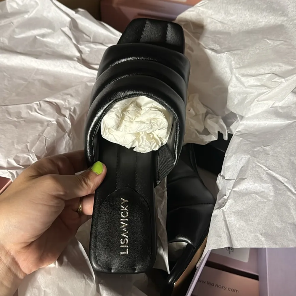 Lisa Vicky Very Sandal Black Sheep Nappa Quilted Puffer Size 8 - Image 3