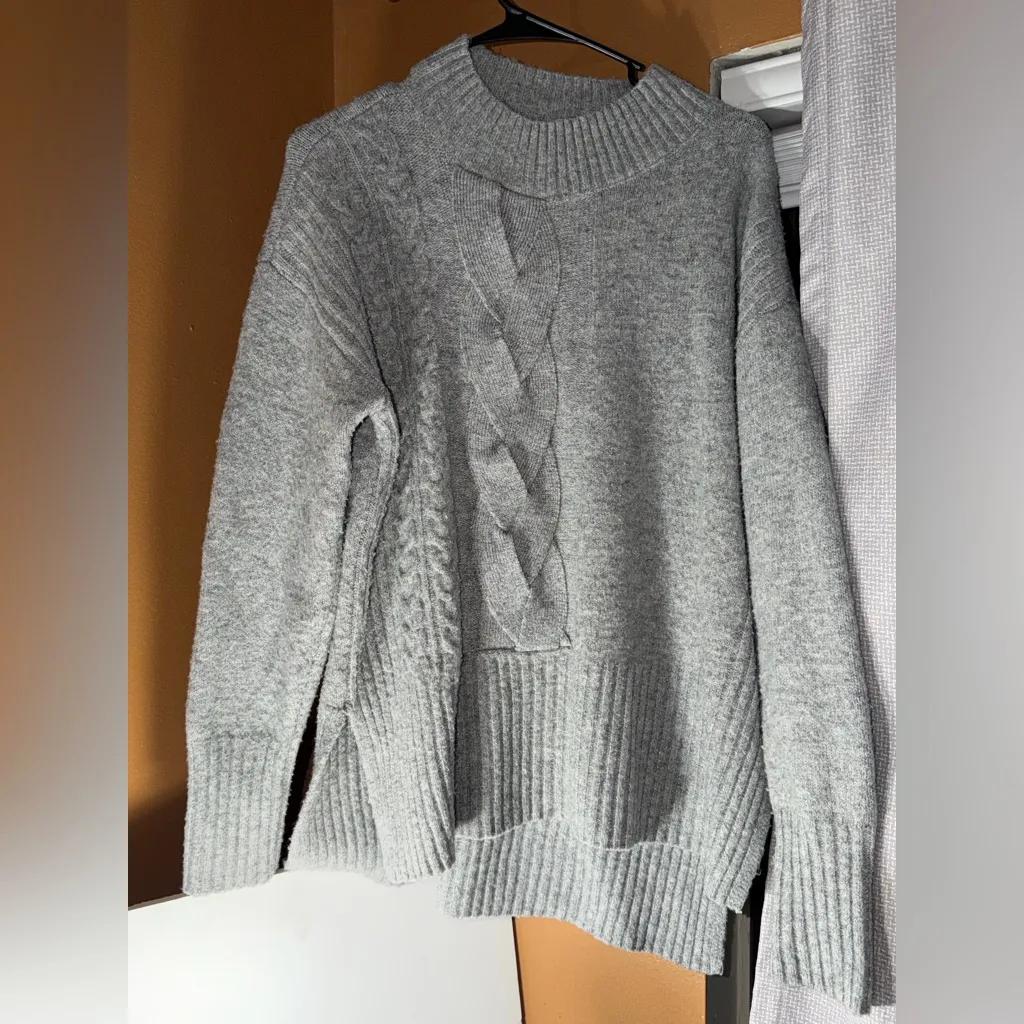 Vera Wang Crew Neck Gray Cable Knit Sweater Split Bottom Long sleeve Size Small - Image 3