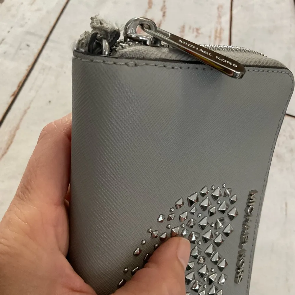 MICHAEL KORS CROSS GRAIN LEATHER EMBELLISHED WALLET - Image 8