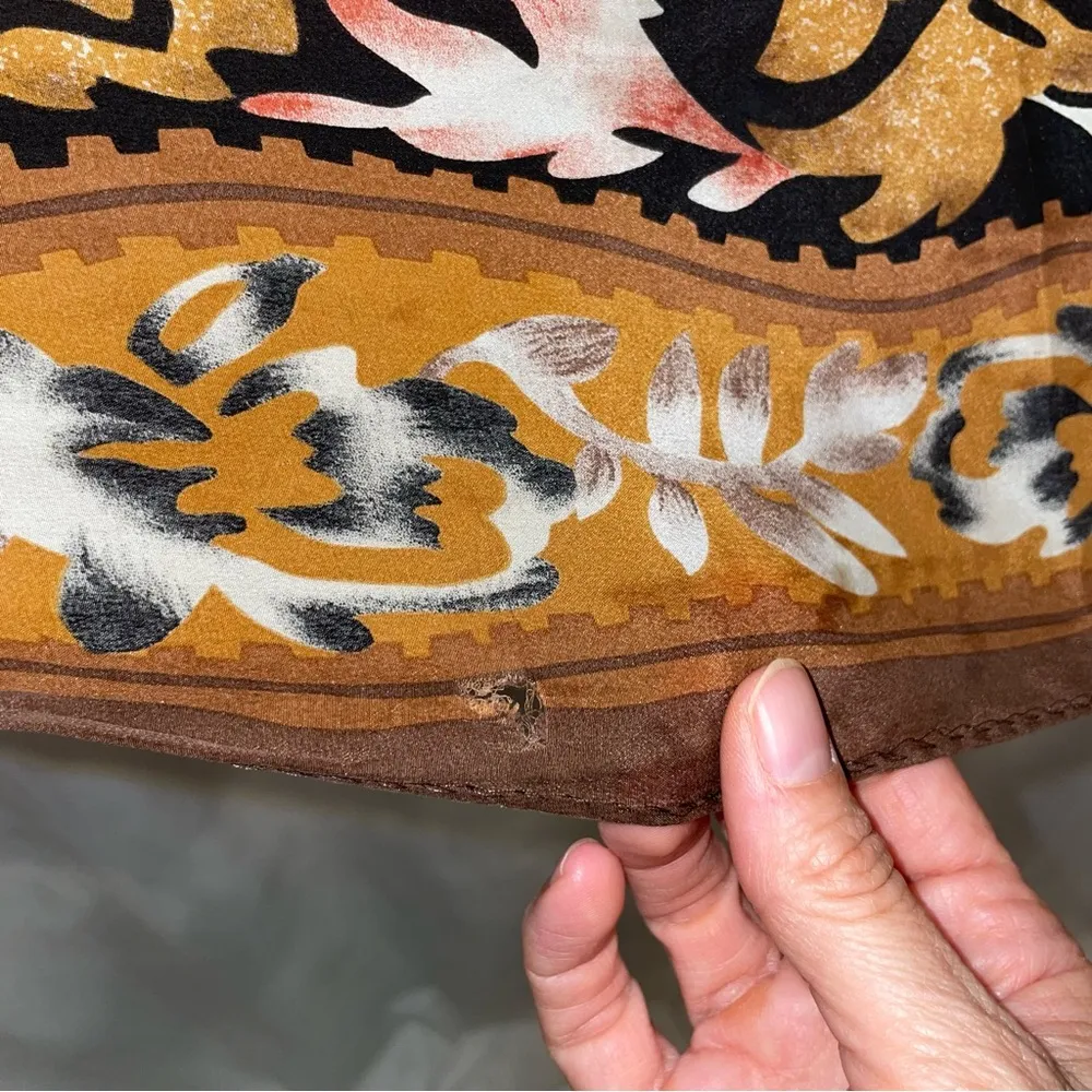 Beautiful soft vintage silk scarf leaves 🍁 fall Anne Klein - Image 4