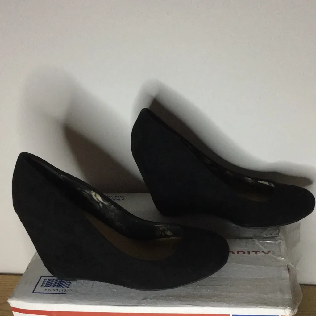 Fergaligious Faux Suede 3.5” Wedges Shoes Soft Comfy Black Size 6M - Image 4