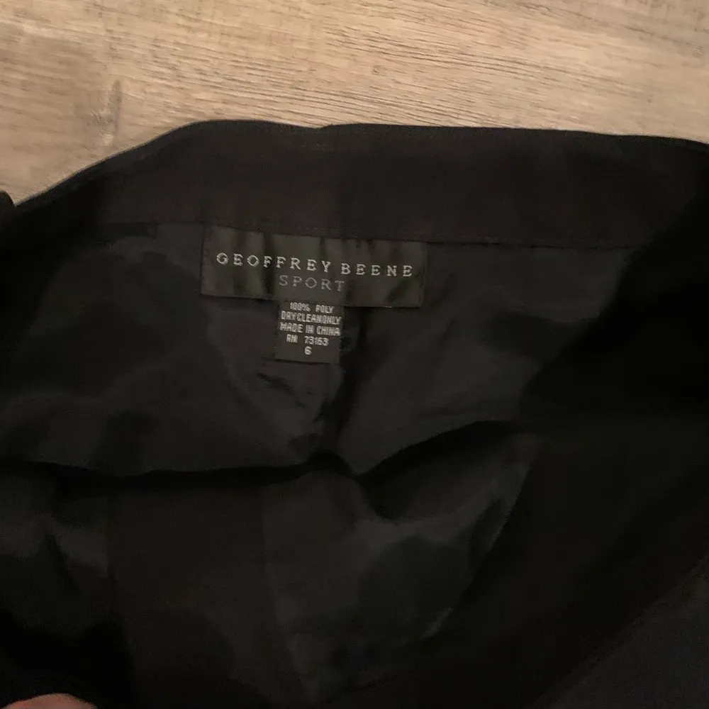 GEOFFREY BEENE SPORT Classic Black Pencil Skirt. Lined. Size 6. - Image 4