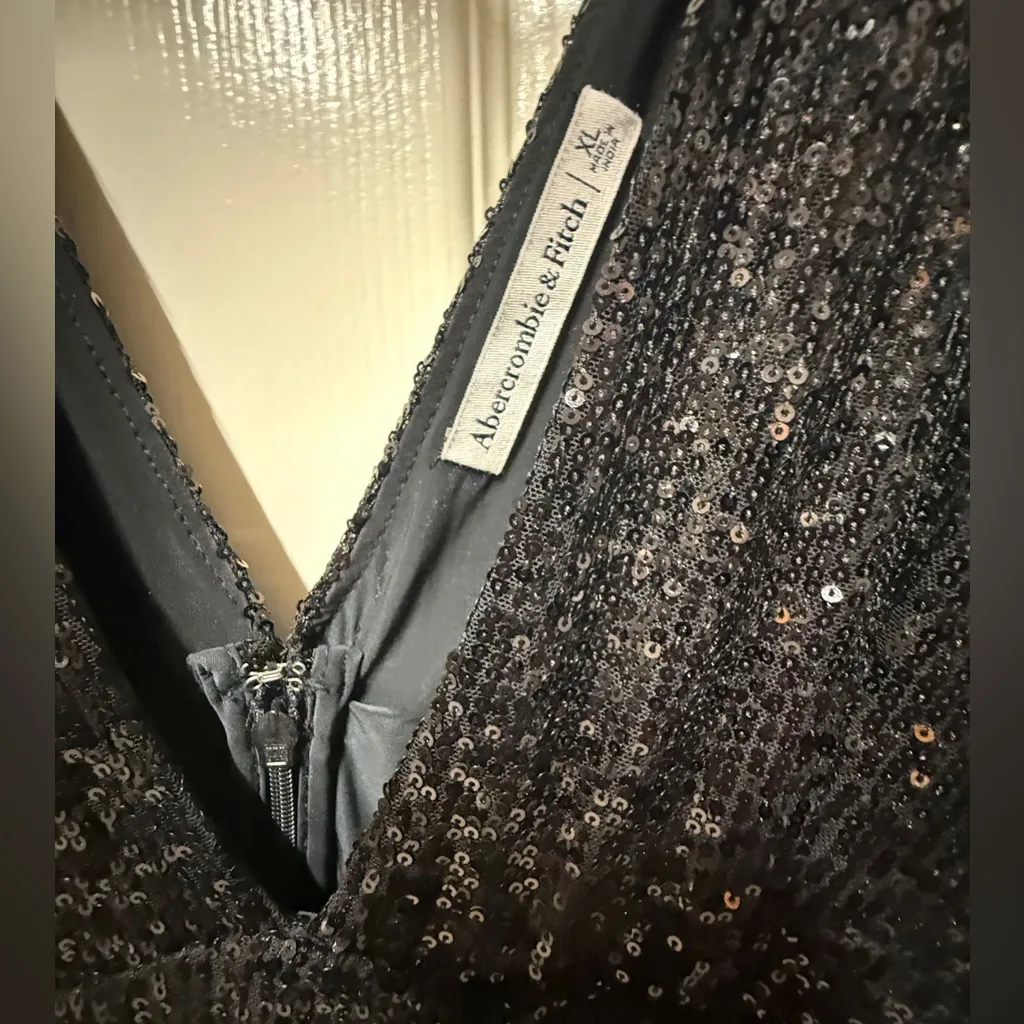 Abercrombie & Fitch Black Long-Sleeve Sequin Plunge Midi Dress Size XL - Image 6