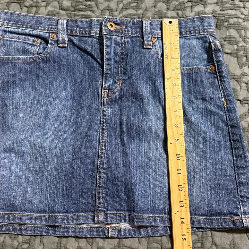 GAP jeans stretch denim mini skirt size 8 fleur de lis back pockets - Image 4