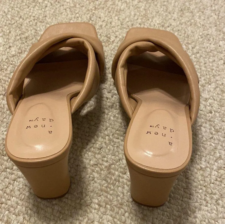 Tan Heels Size 6 - Image 4