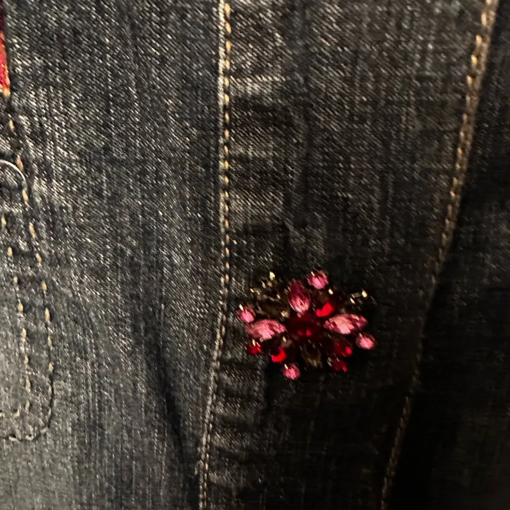 Chicos Lightweight Denim Jacket with removable Floral rhinestone Buttons Sz 12 L - Image 4