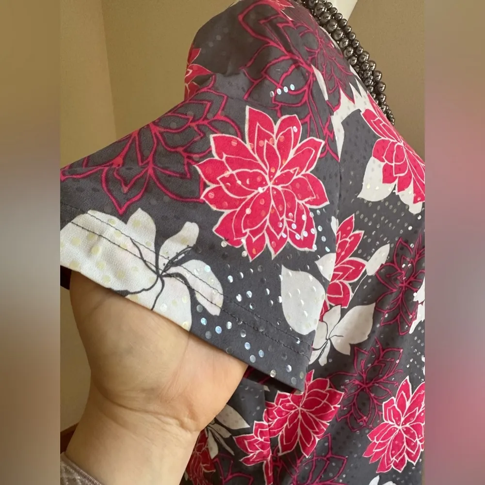 Bon Worth NWT Gray Pink White Sequence Floral Print Blouse Short Sleeves SZ MP - Image 4