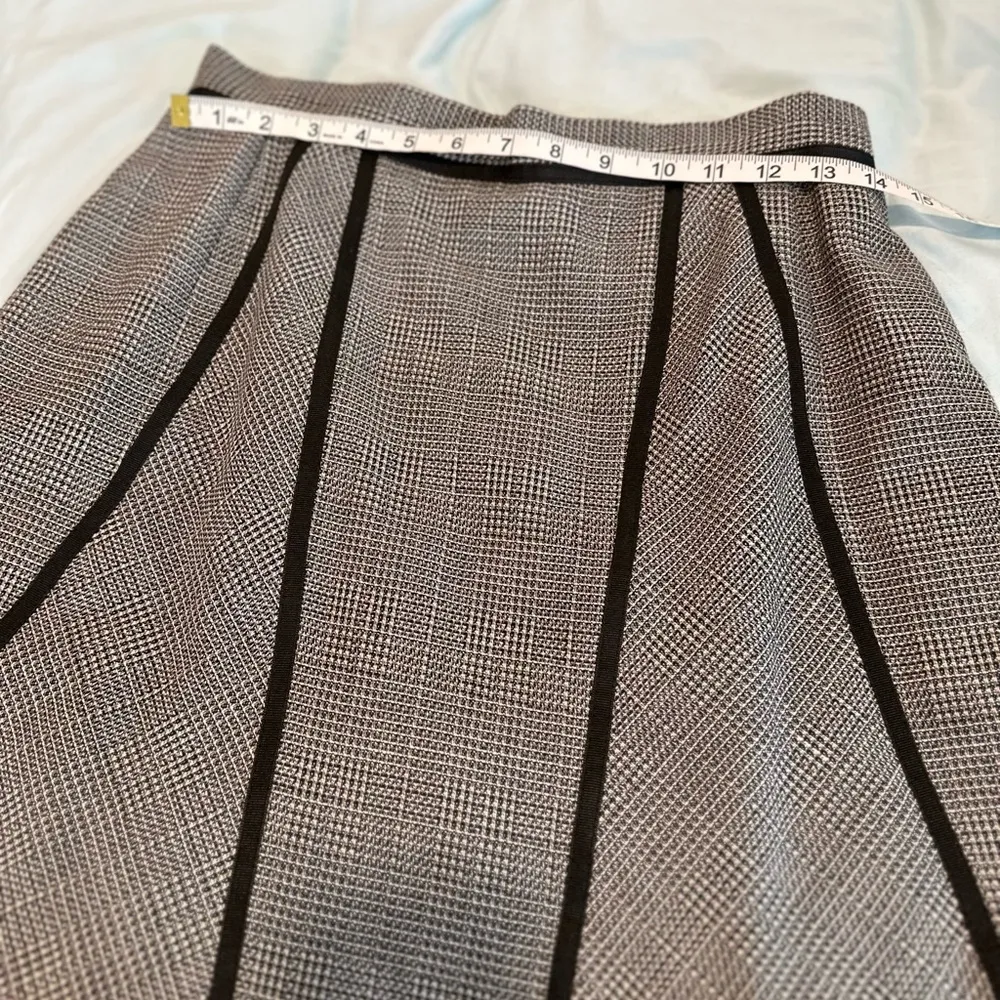 Harvé Bernard Vintage Sz:10 MIDI Wool Skirt Grey/ Black Piping. Back Zipper. - Image 3