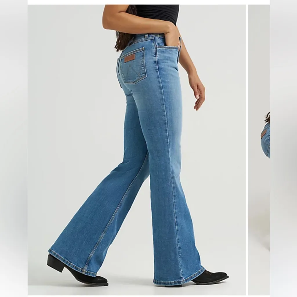 Wrangler Women's Classic Blue Flare Jeans size 28x34. In perfect condition! - Image 3