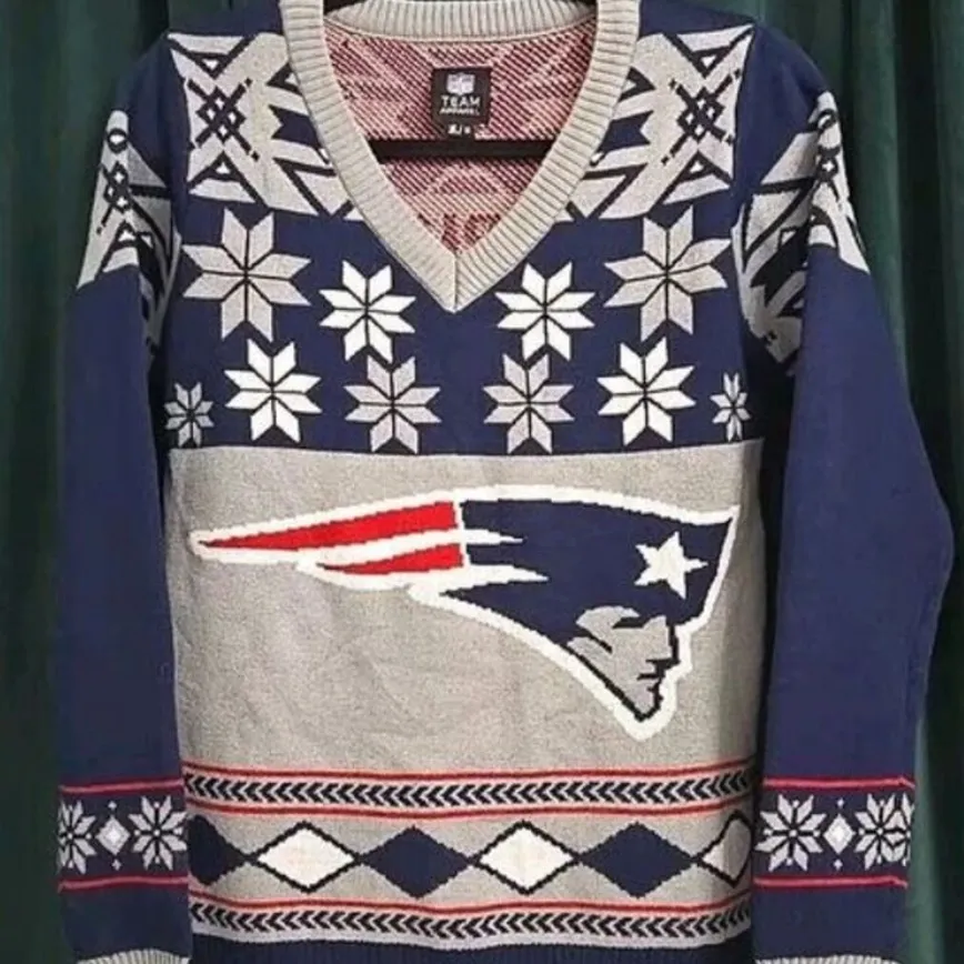 $25 was $32 NFL V-Neck New England fair isle sweater Sweater Blue and Gray small - Image 7