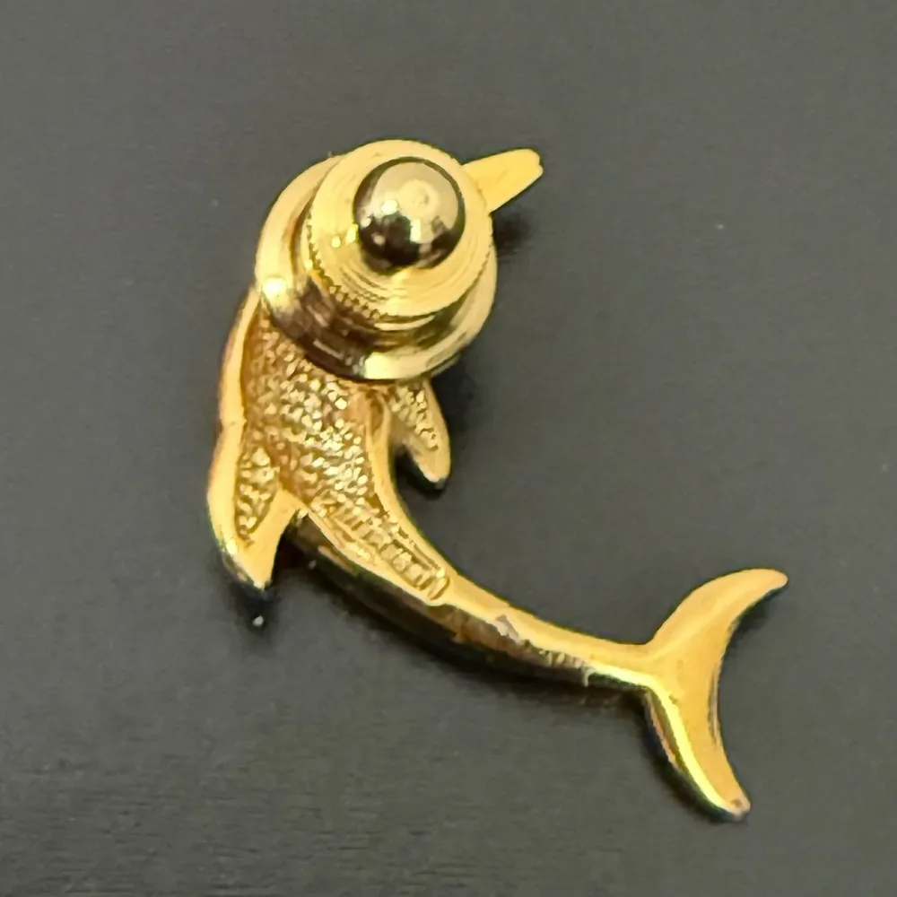 Vintage KREMENTZ Gold Plated Green Enamel Crystal Dolphin Lapel Pin Brooch 3g. - Image 5