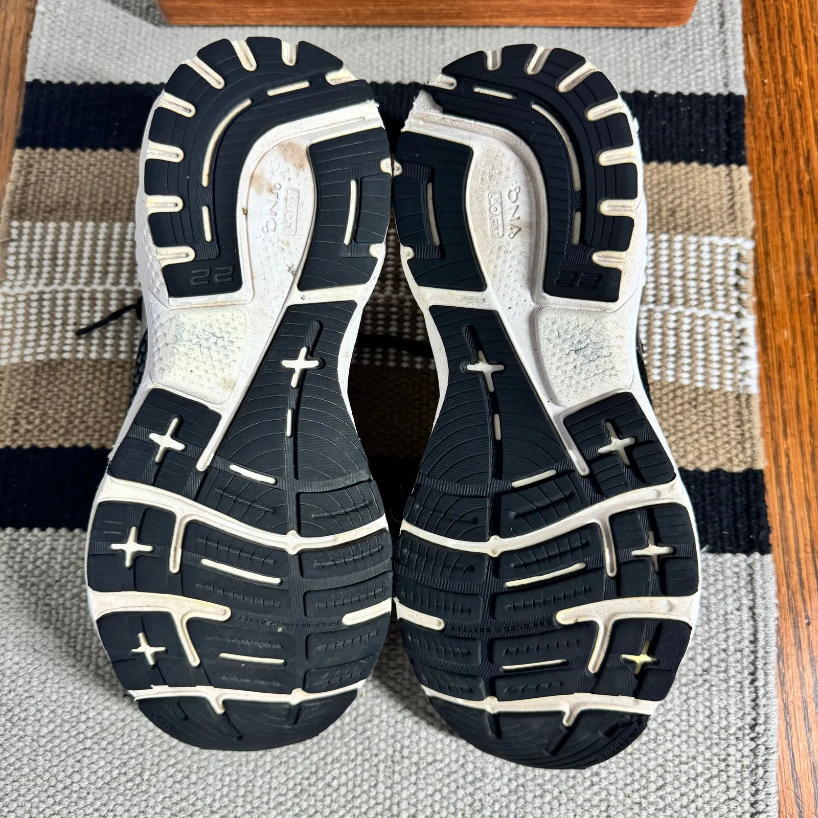 Brooks Adrenaline GTS 22 Running Sneaker Women 8.5 Black White Athleisure Walk - Image 12