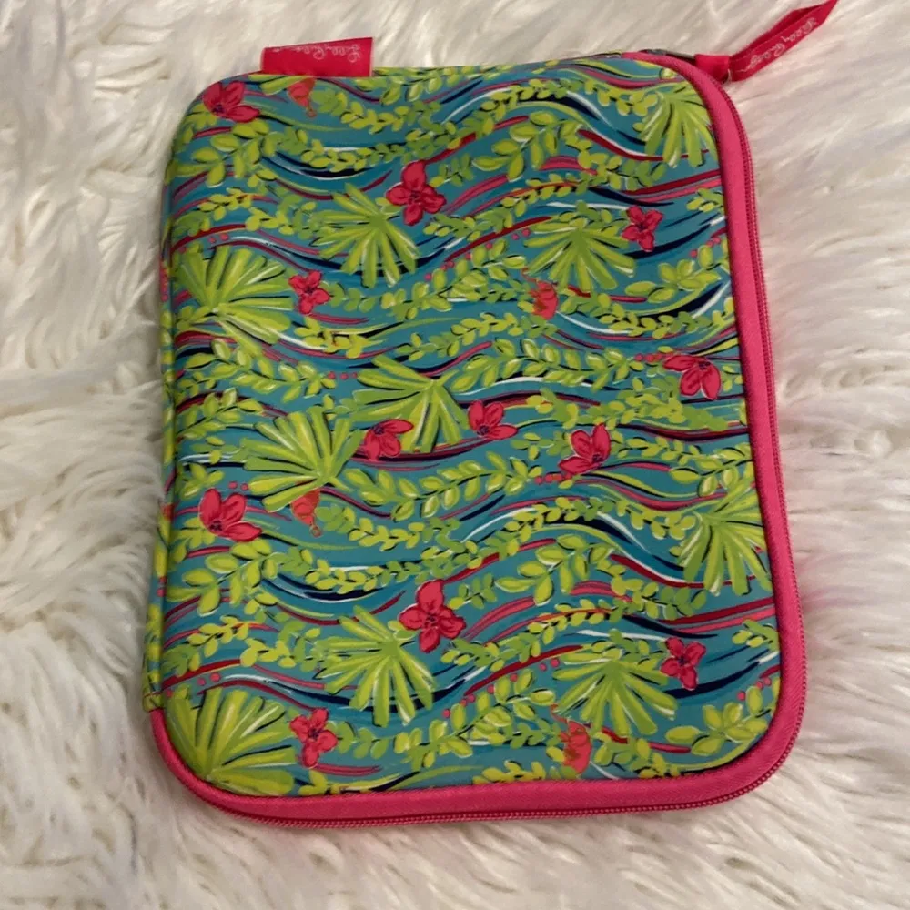 Lilly Pulitzer Make up bag size long 10” wide 8” no rips smell see pictures - Image 8