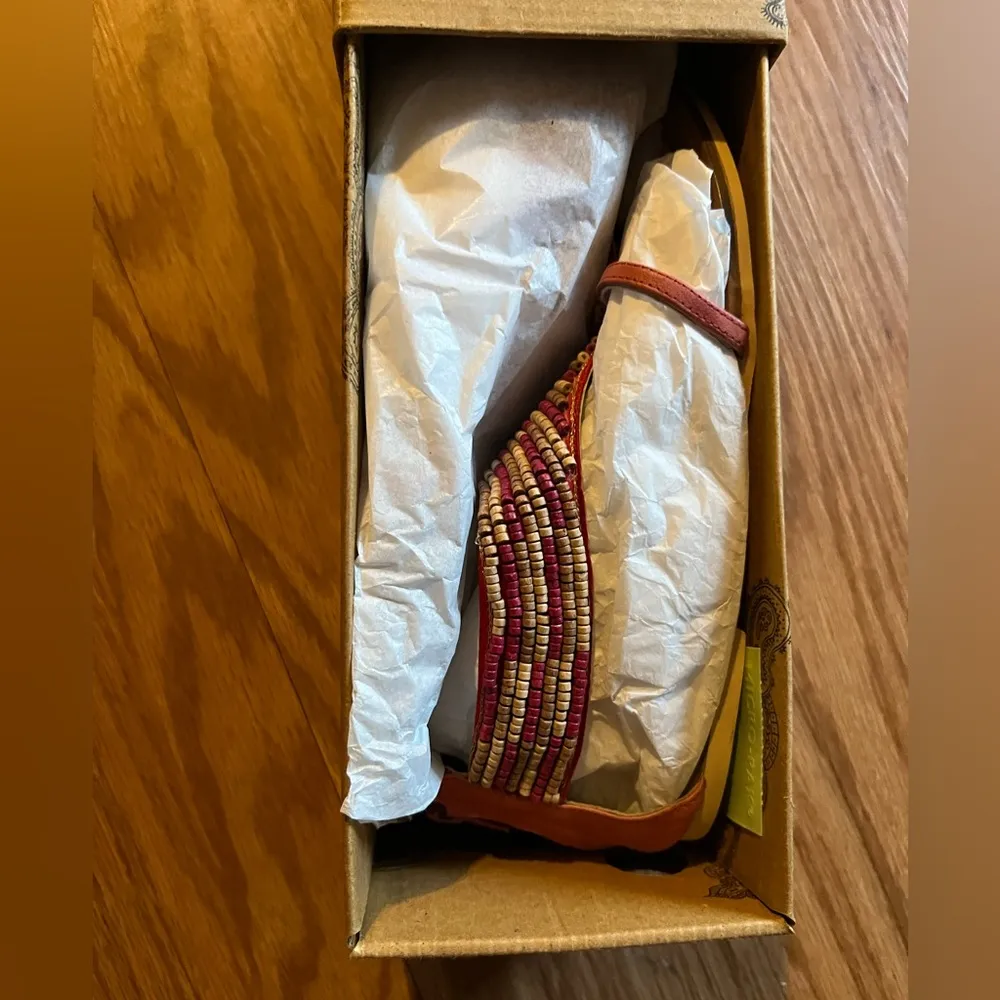 Ecote Urban Outfitters wood bead sandal size 7 NWT - Image 4