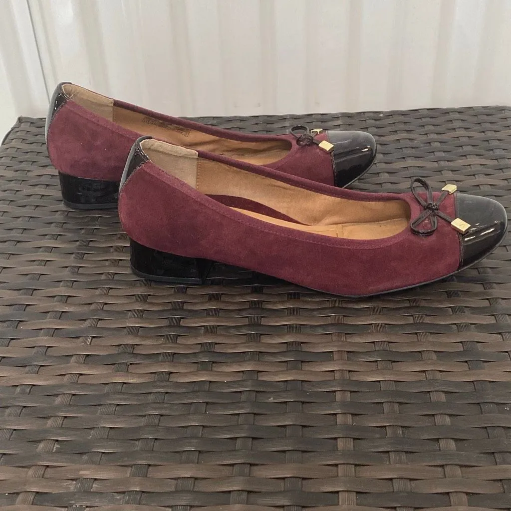 Vionic Mod Daphne pump in burgundy, suede and black patent leather with a bow ac - Image 2