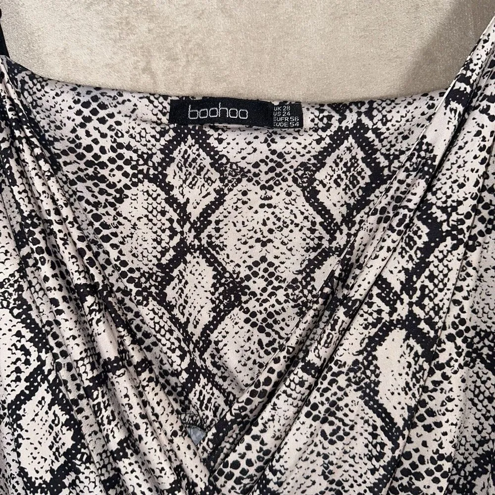 Boohoo Womens‎ Creme Snakeskin Satin V Neck Silky Draped Bodysuit Sz US 24 Tan - Image 4