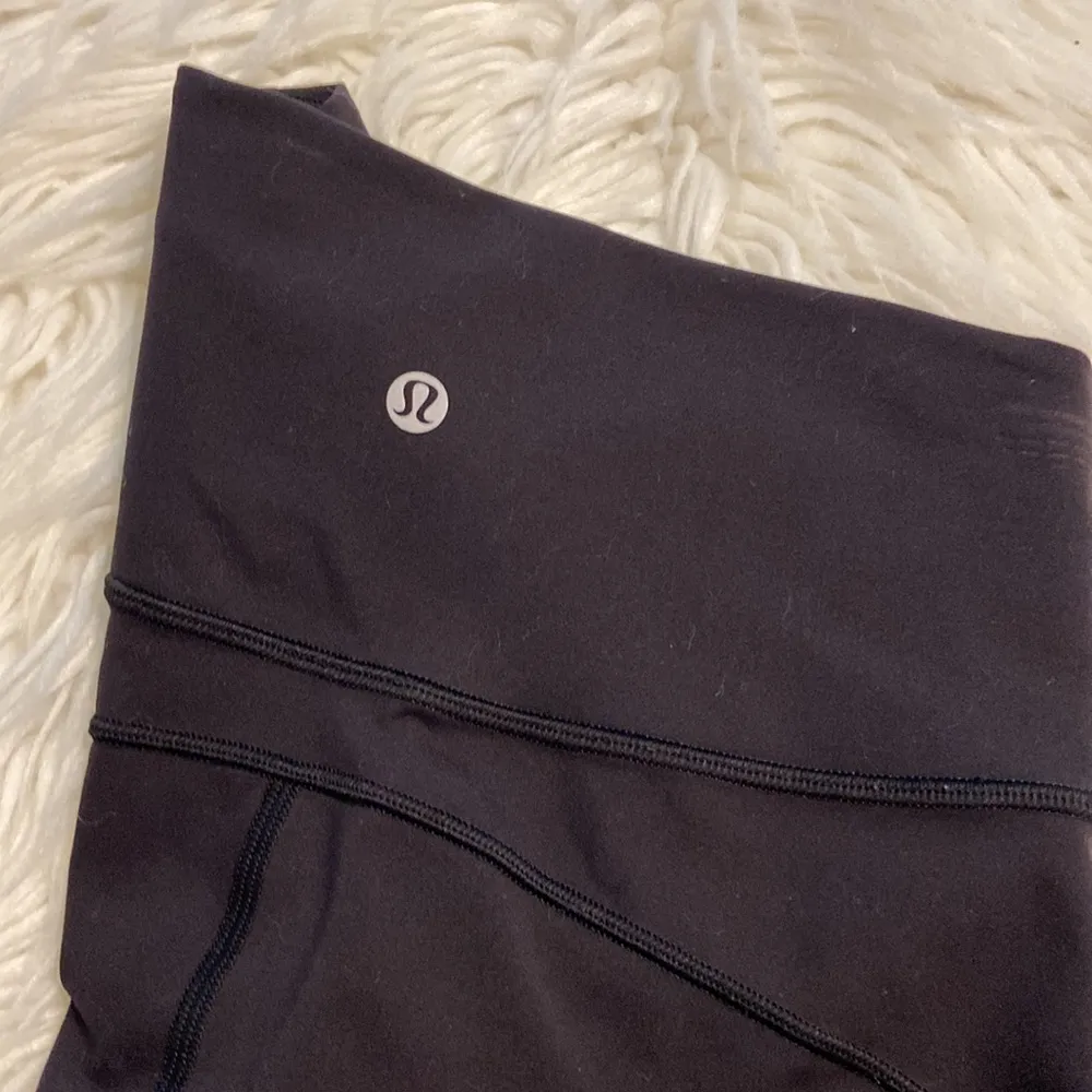 Lululemon size 4 inseam 24” waist 22” elastic excellent condition see all photos - Image 12
