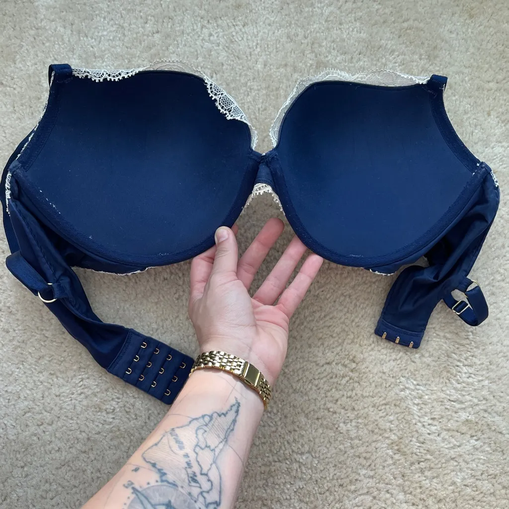 Victoria's Secret Very Sexy Push Up Bra in Navy with White Lace 36DDD - Image 4