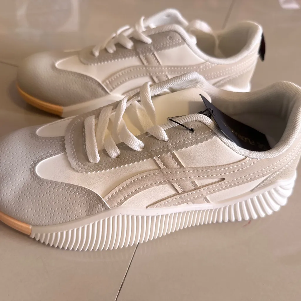 Women's Cream and Gray Athletic Shoes Size 7 - Image 8