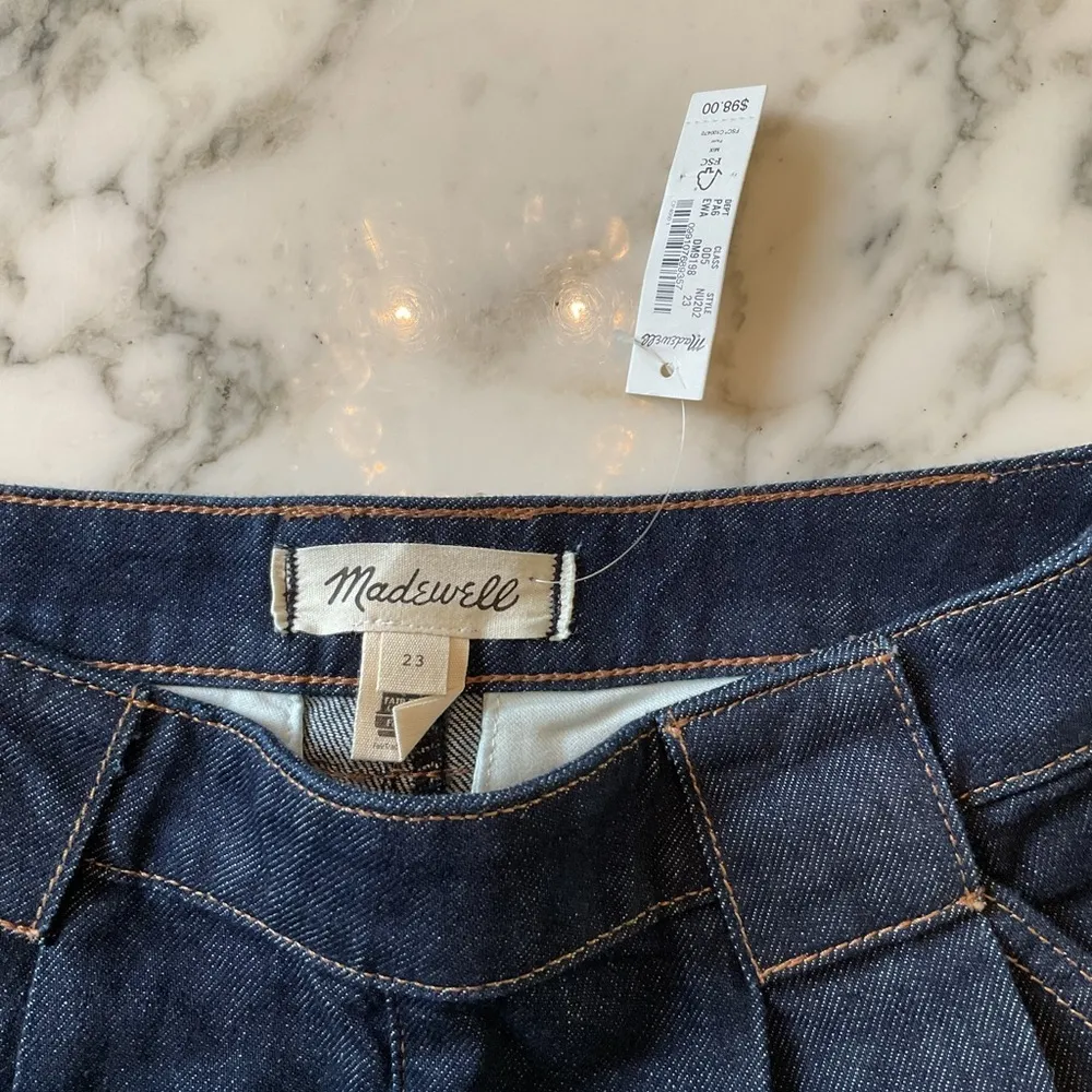 NWT Madewell Pleated Denim Trouser Shorts Essex Wash 23 small hole near zipper - Image 12