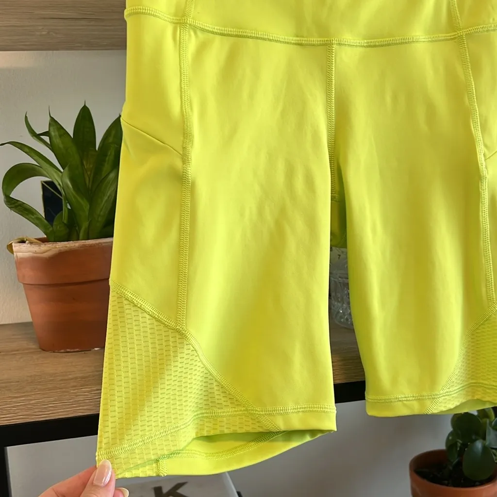 Athleta Contender 9" Mid-Rise Bike Shorts w/Zipper Pockets, Small - Image 3