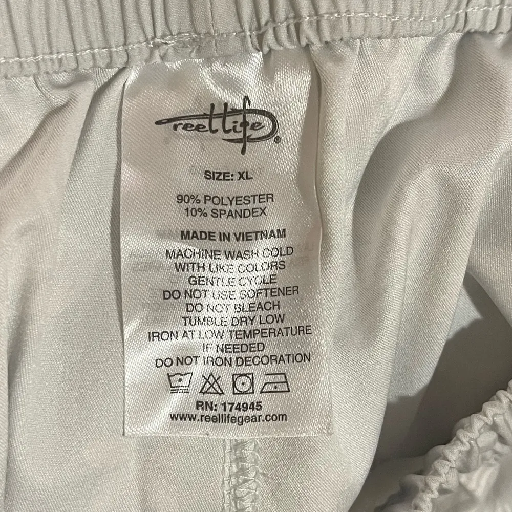 Women’s Reel Life gray and white floral water wicking shorts XL - Image 3