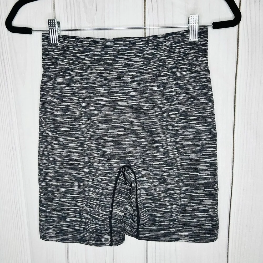 Aerie Chill Play Move Bike Shorts Sz M High Rise Black Gray Heathered Pattern - Image 4