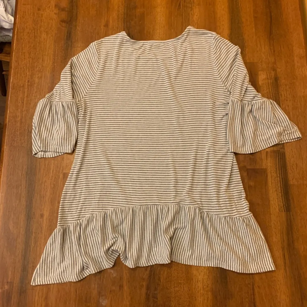 Anthropology Pleione stripe top XL gray white 3/4 flutter sleeves / hem peplum - Image 5