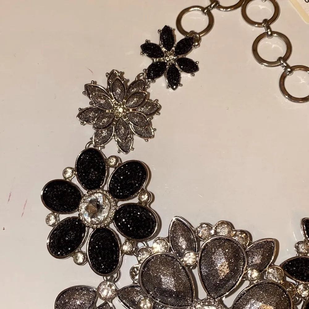 Amrita Singh black and grey floral stones with silver chain necklace. NWT. - Image 8