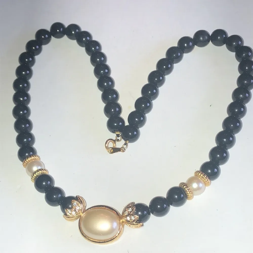 Vintage Black & Off White Faux Pearl Gold Tone Classic Retro Necklace - Image 4