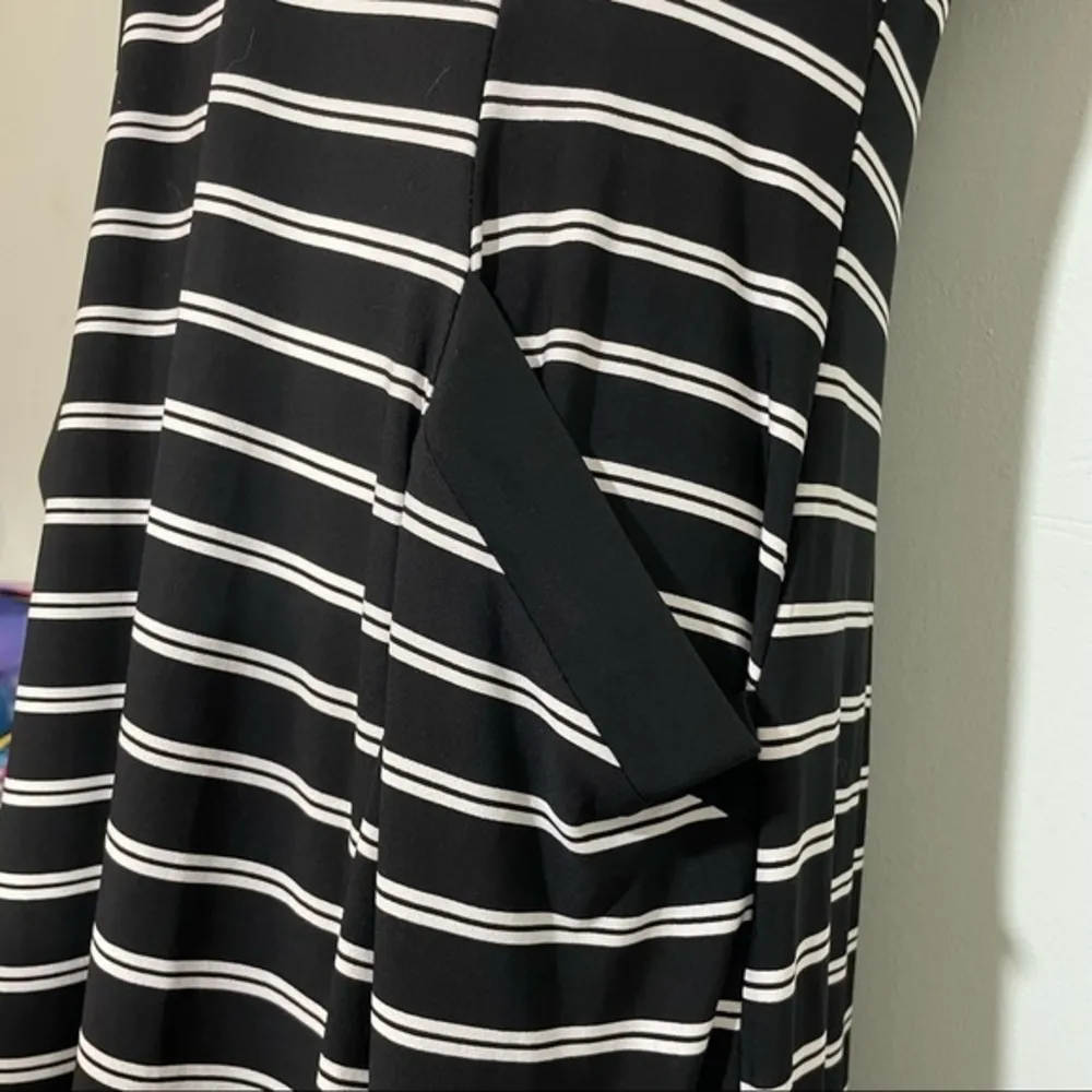 NWOT Black White Stripe Short Sleeve Scoopneck Swing Dress T-Shirt Pockets New - Image 3